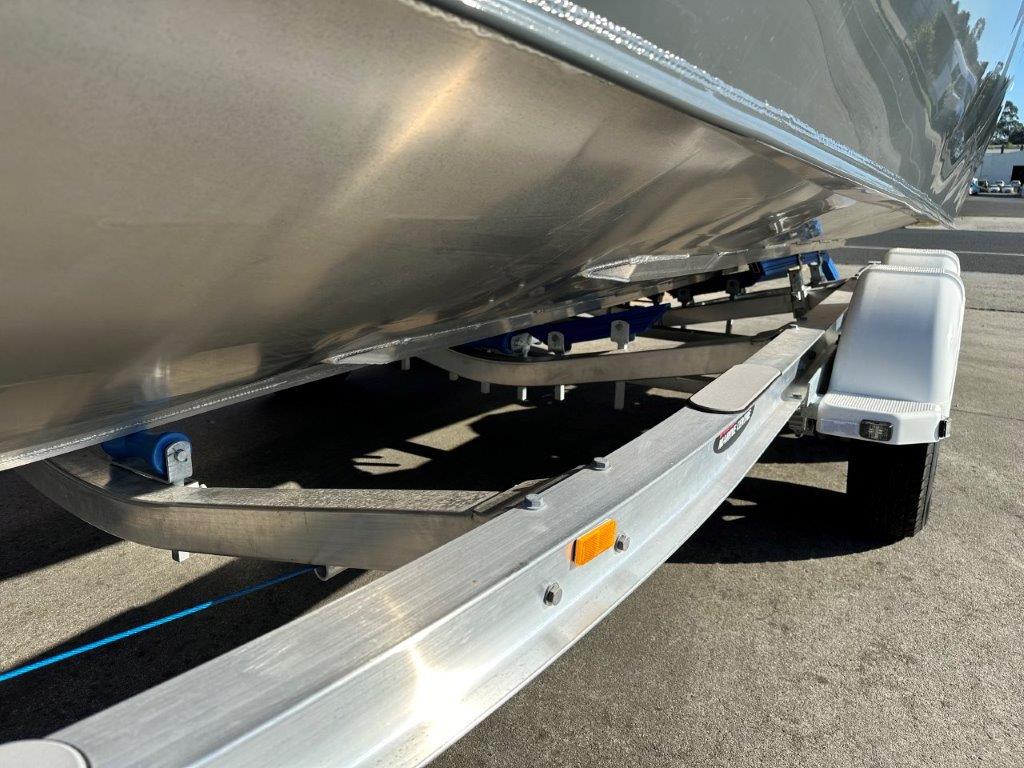 2024 Makocraft 591 Island Cab Hard Top package